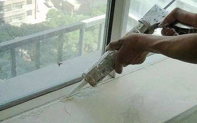 中性透明膠變黃是什么原因？